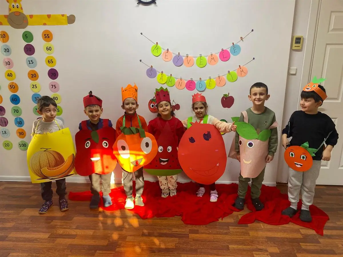 Kendi yaptıkları meyve kostümleriyle sahne alan çocuklar